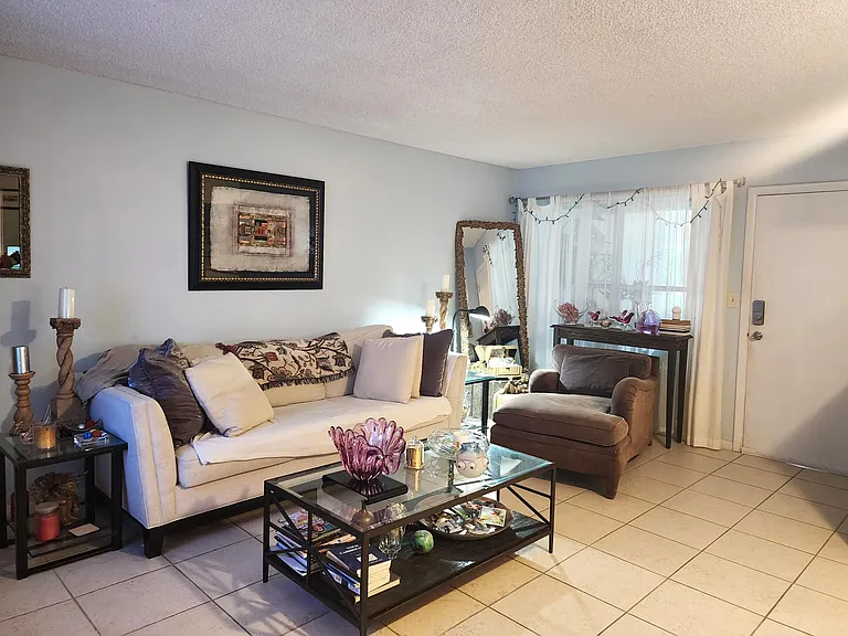 804 SE 7th St #101 — Photo 4