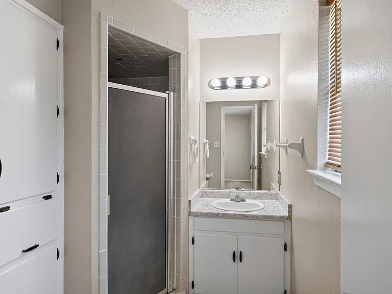 512 W 14th St — Photo 18