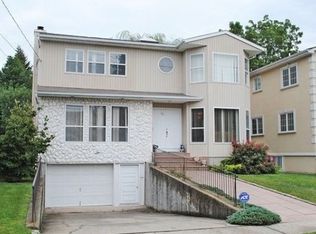 23 Elm St, Roslyn Heights, NY 11577