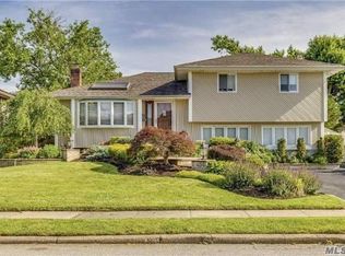 19 Eleanor Ln, Plainview, NY 11803