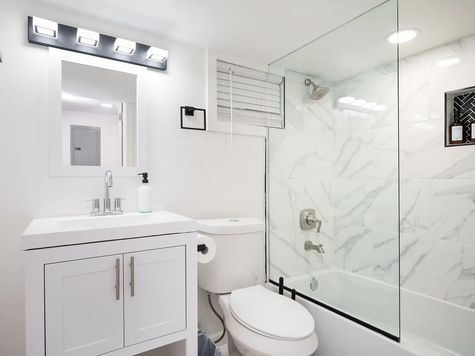 2 bed, 867 sqft, $1,575 — Photo 3