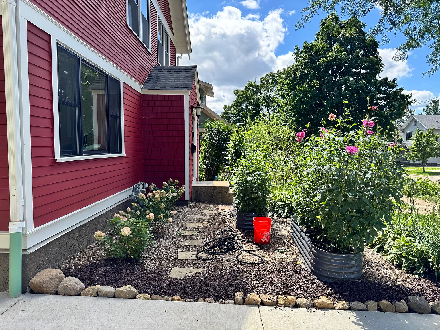 3 bed, 1.5 bath, 1560 sqft, $3,950 — Photo 3