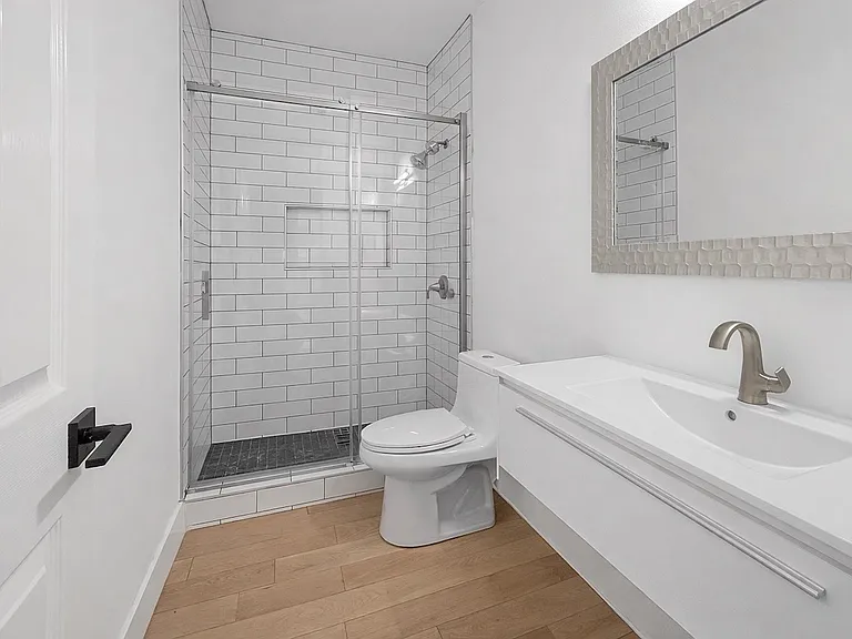 110 SE G Ct — Photo 13