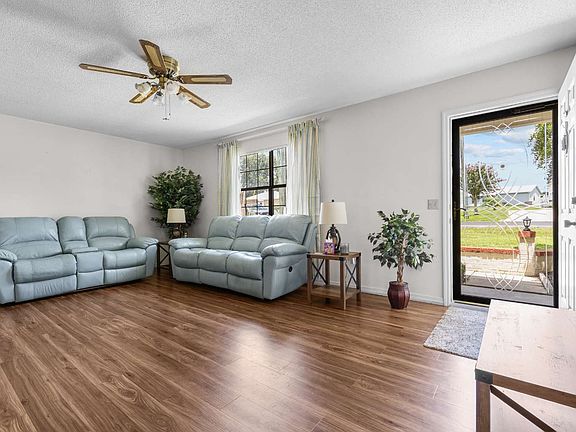 3rd image of 228 SE Willow Dr