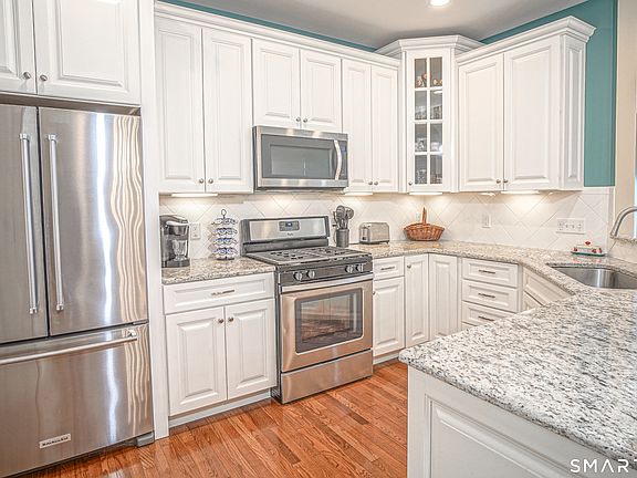 2nd image of 6 Lilac Lane #6