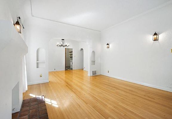3rd image of 419 N Ogden Dr