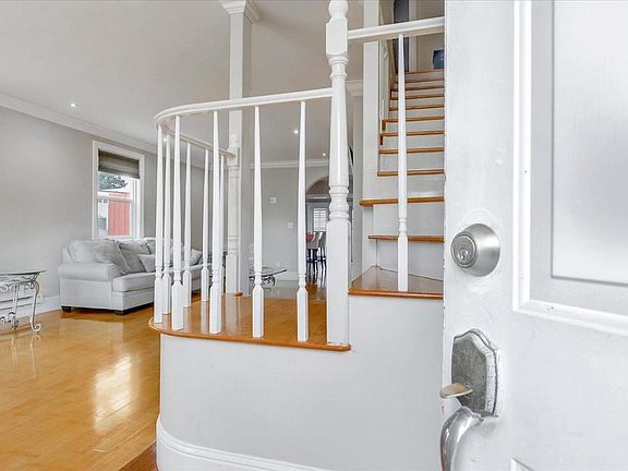 5th image of 2750 Marlborough Ave