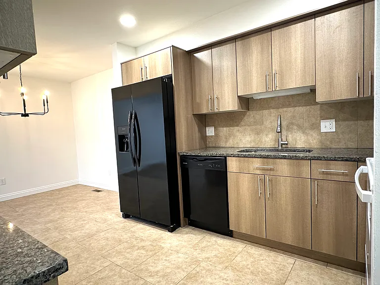 8565 Hampshire Dr — Photo 7