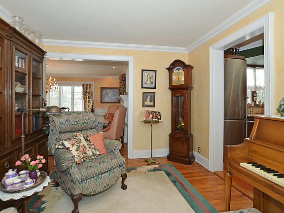 5th image of 296 Bay Ave