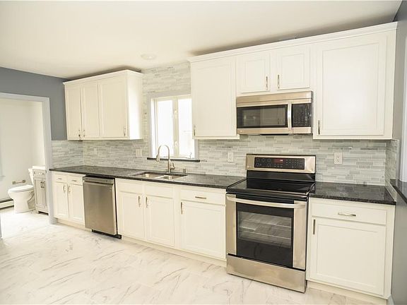 3rd image of 187 Oakdale Ave