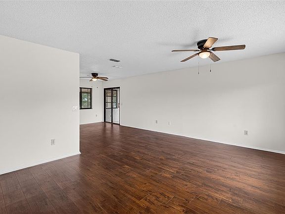 4th image of 329 Oak Track Dr