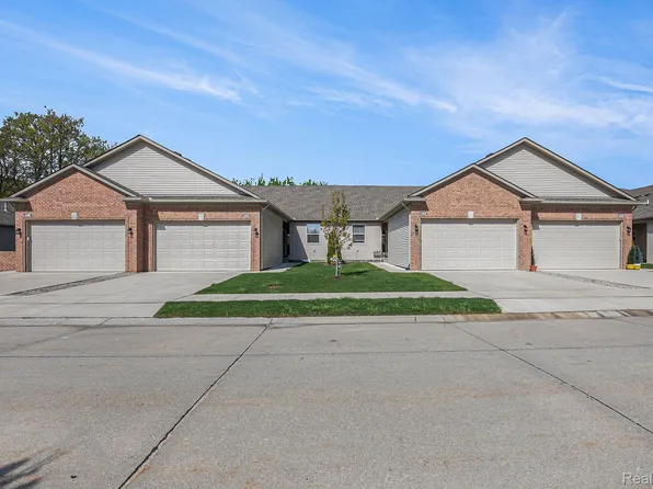54313 Camden Cir, Chesterfield, MI 48051