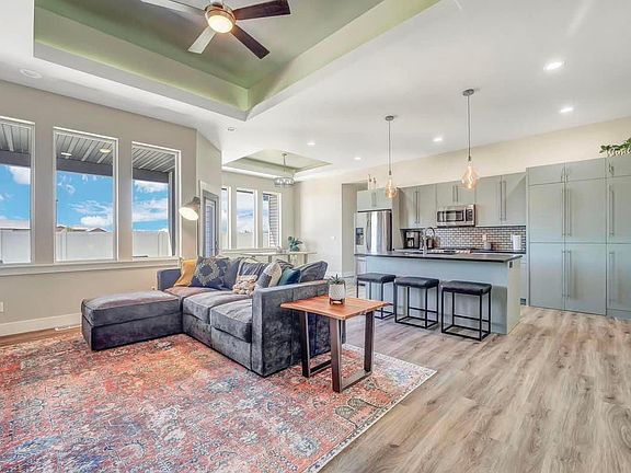 3rd image of 565 Canyon Crest Dr W