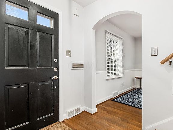4th image of 41 N Roosevelt Ave