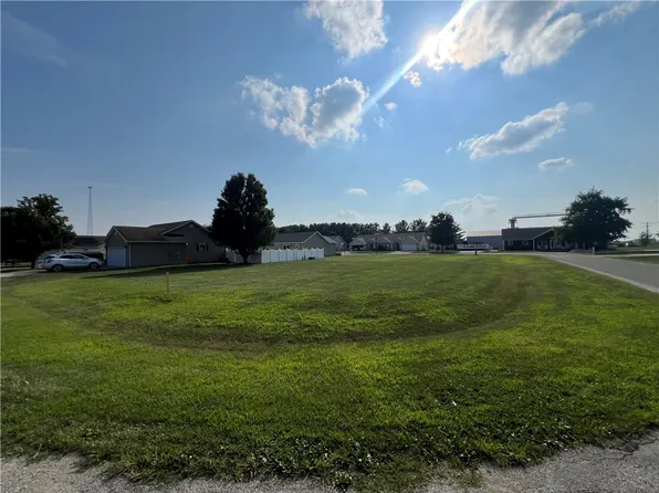 21 Seth Dunscomb Dr, Sullivan, IL 61951