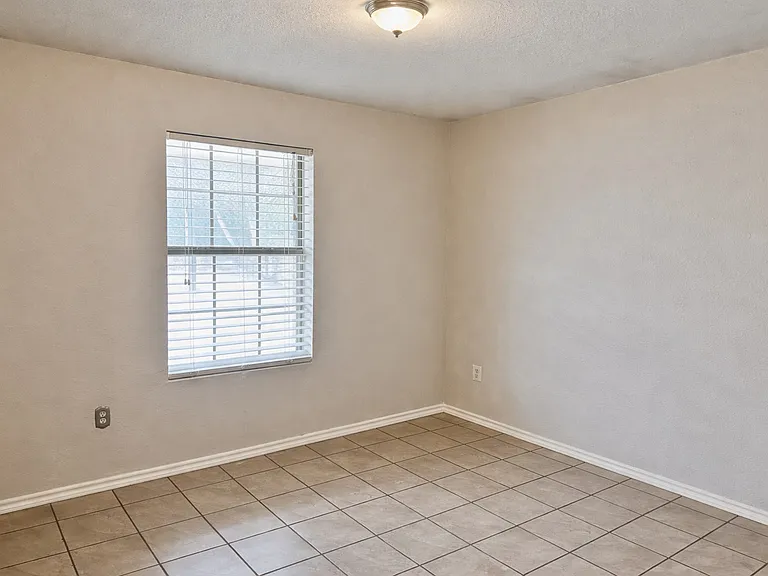 914 N Catherine St — Photo 20