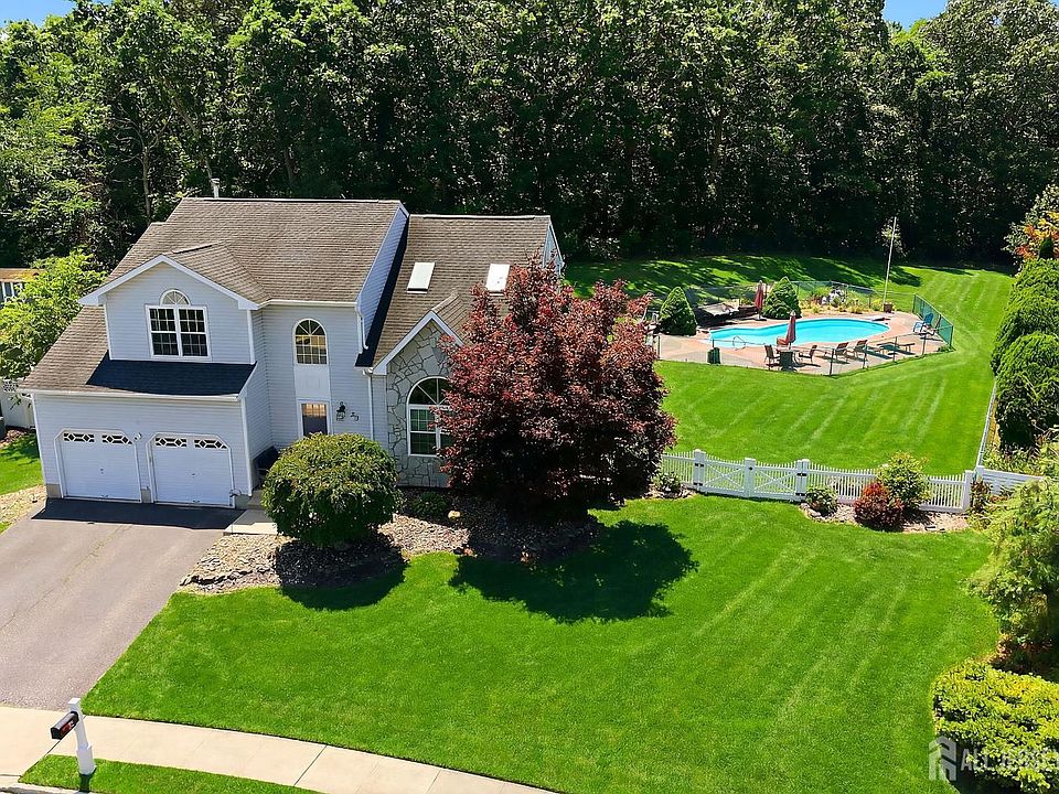 1st image of 28 Silverbrooke Cir