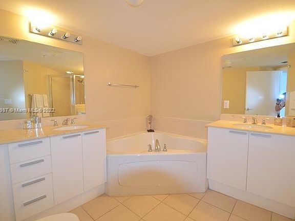 4th image of 16699 Collins Ave Floor 15