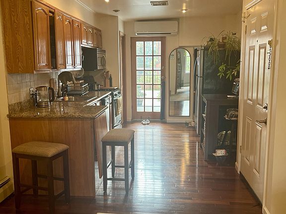 2nd image of 201-5 York St #2