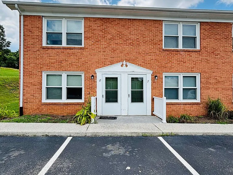 2 Bedroom, 1 Bath Apartment — Photo 18