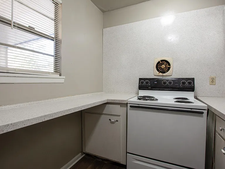 123 N Polk St #14 — Photo 8
