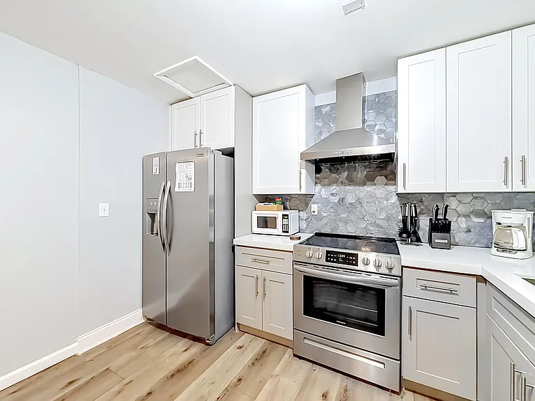 NW 16th St — Photo 9