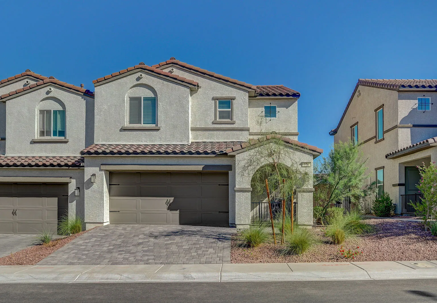 3 bed, 2.5 bath, 1705 sqft, $2,075 — Photo 2