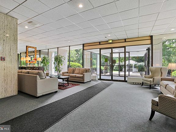 4th image of 4401 Roland Ave Unit 302
