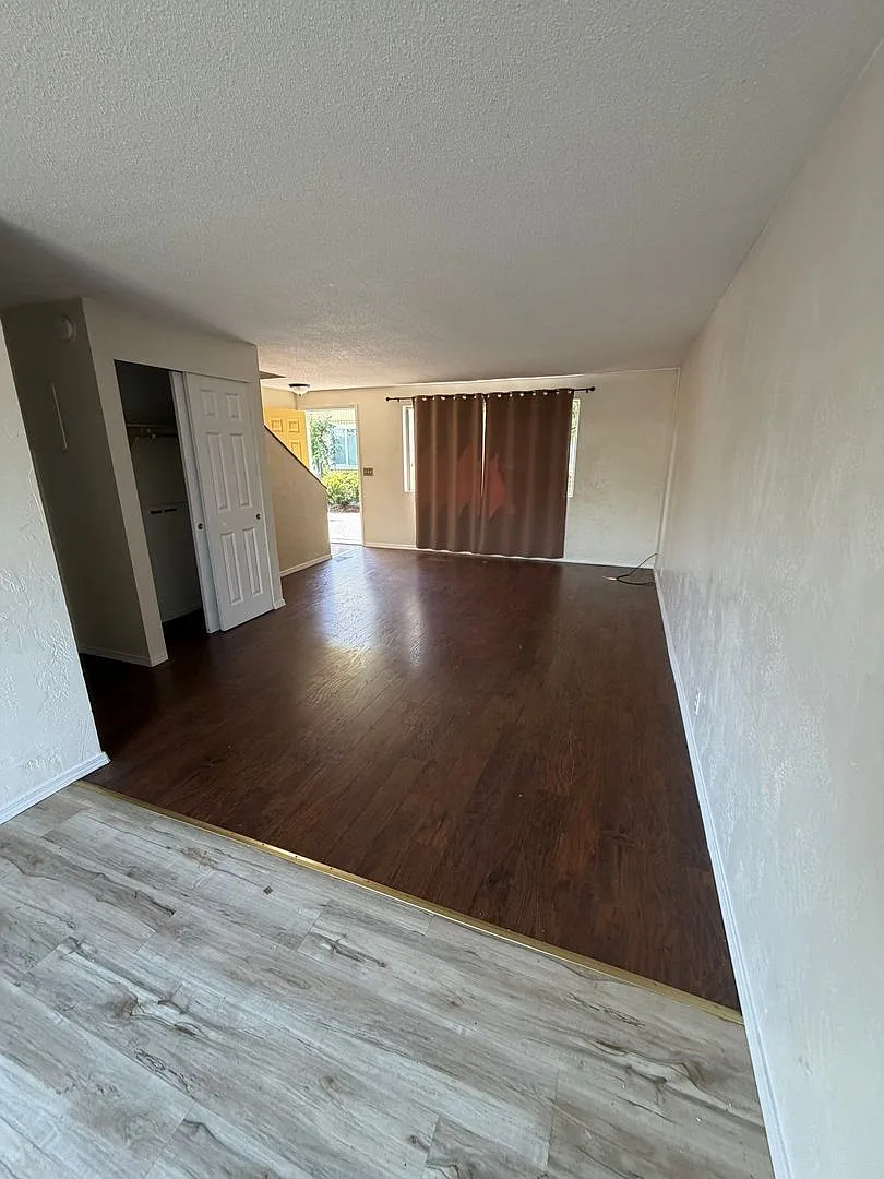 2 bed, 1.5 bath, 976 sqft, $1,595 — Photo 3