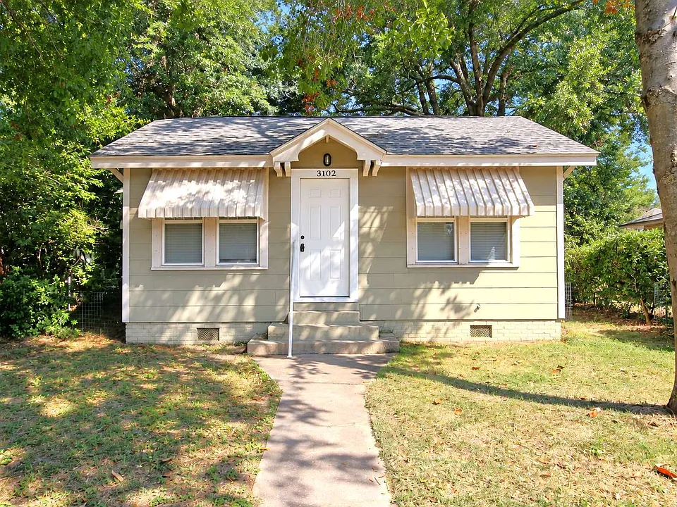 3102 E Desoto St