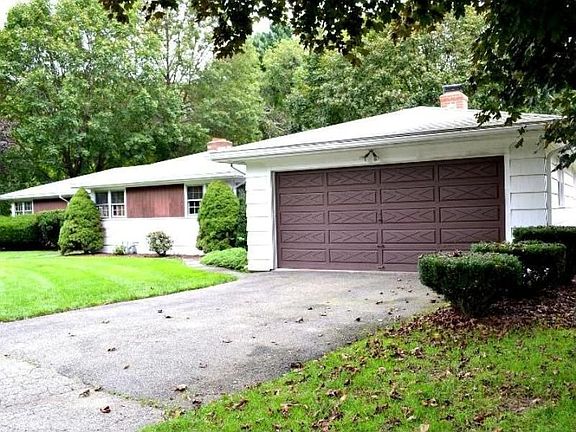 90 Rosebrook Garage view