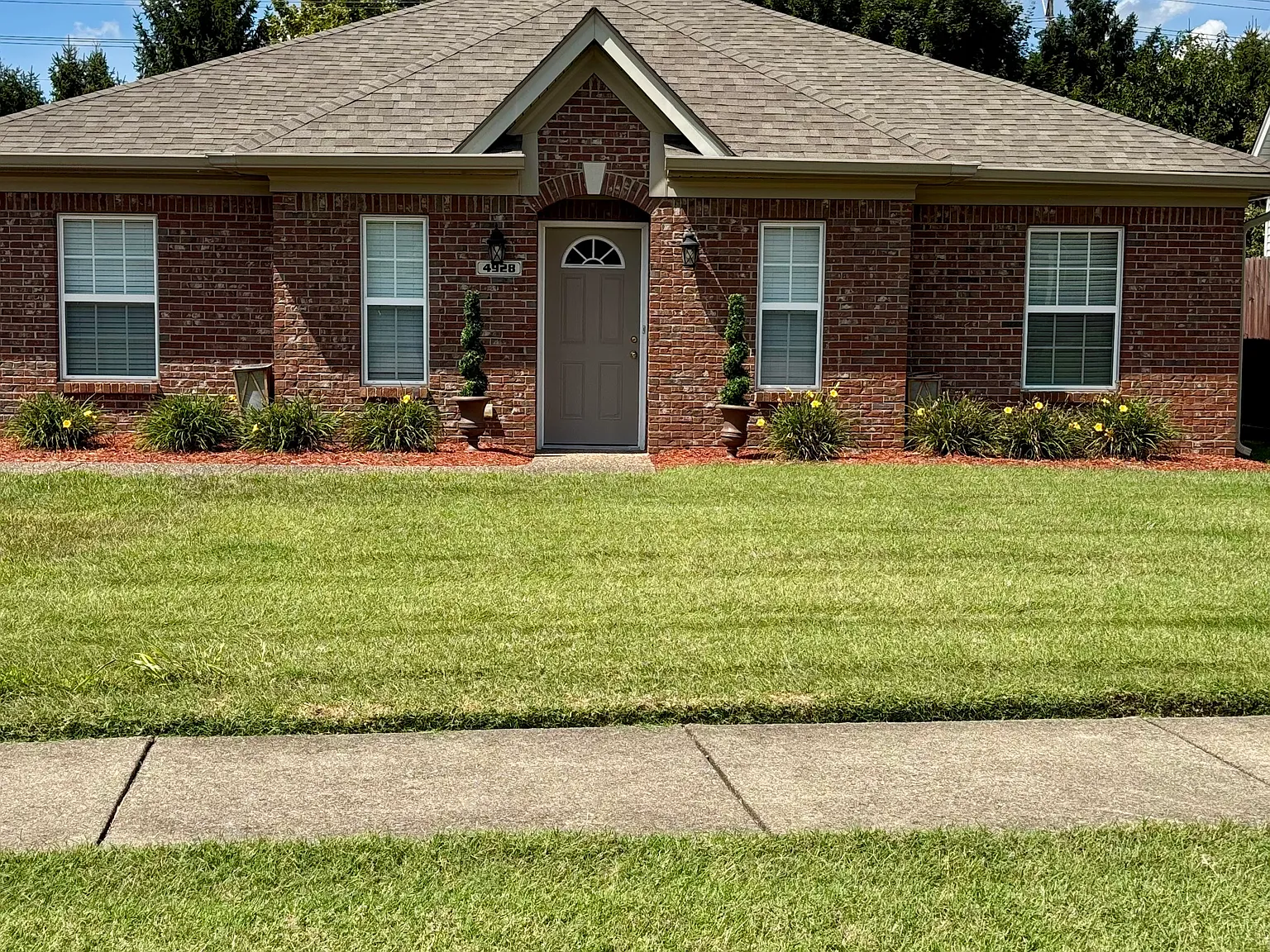 3 bed, 1360 sqft, $2,000 — Photo 1