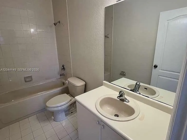 1661 SE 28th St #202 — Photo 7