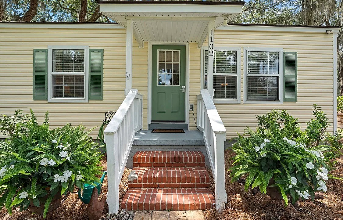 1102 Lafayette St — Photo 1