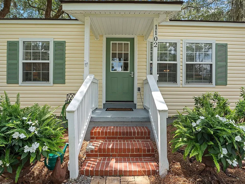 1102 Lafayette St