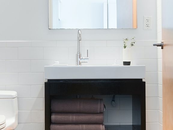 5th image of 550 W 54th St APT 910