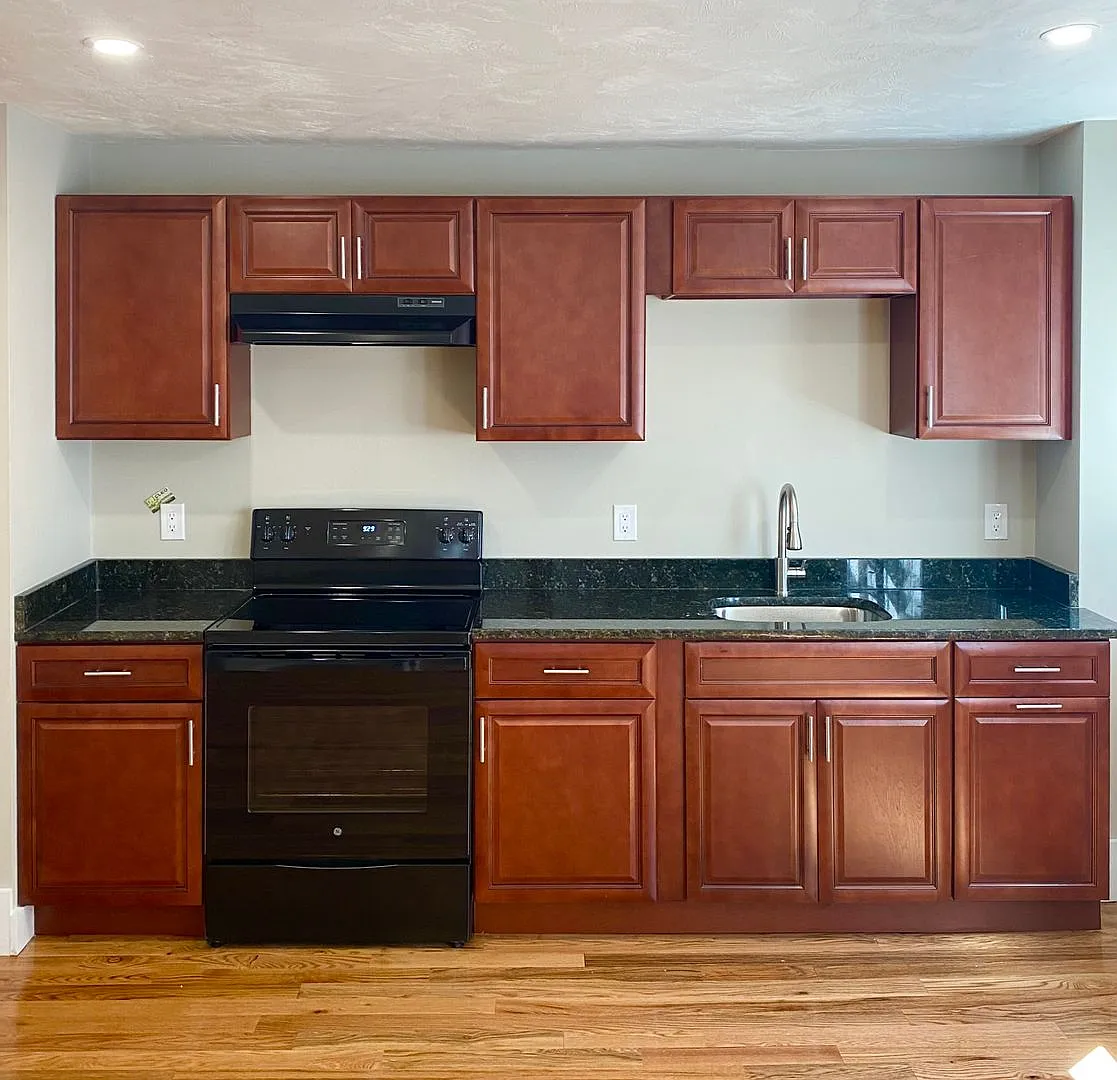 SALEM 3-Bed, 1-Bath — Photo 2