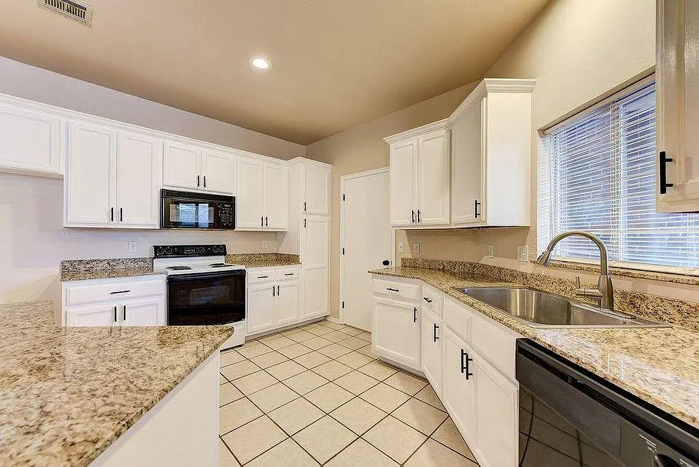 3 bed, 1426 sqft, $1,550 — Photo 1