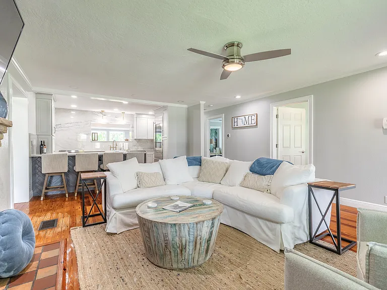 63 E Bayshore Dr — Photo 4