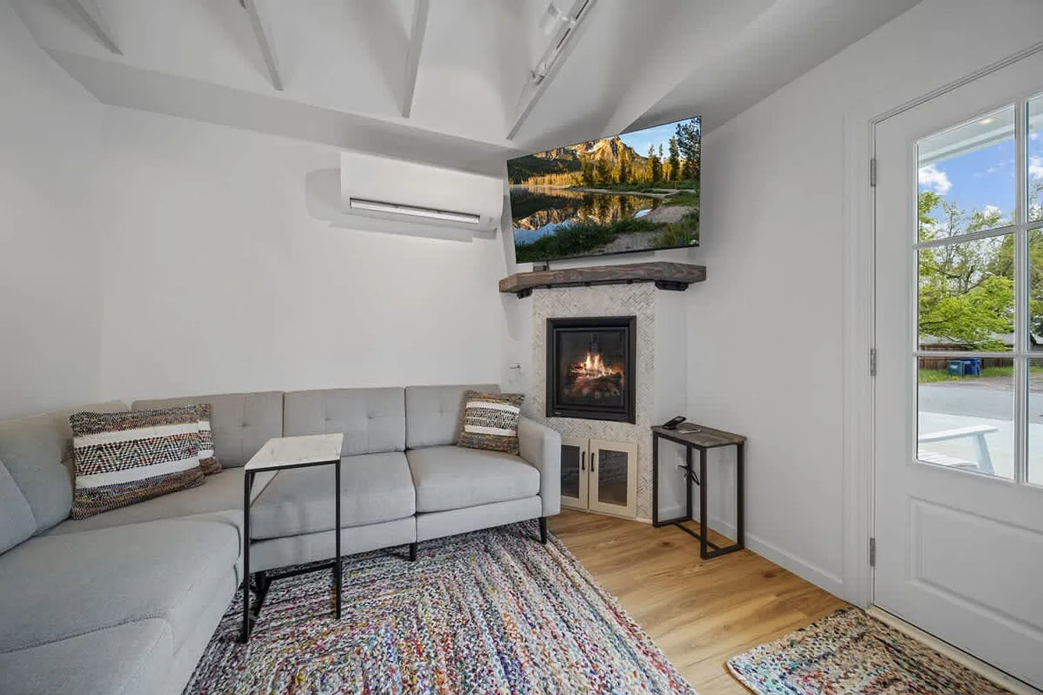 1 bed, 1.0 bath, 592 sqft, $2,408 — Photo 1