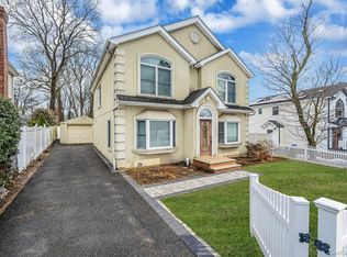 18 E Lyons Street, Melville, NY 11747