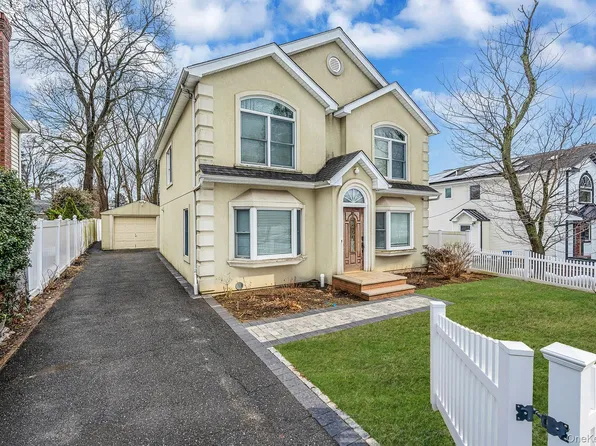 18 E Lyons Street, Melville, NY 11747