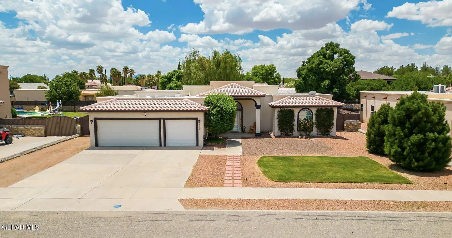 3 bed, 2.0 bath, 2419 sqft, $3,900 — Photo 1