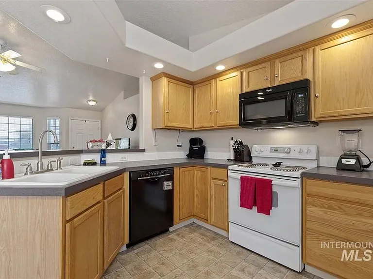 1622 W Meffan Ave — Photo 2