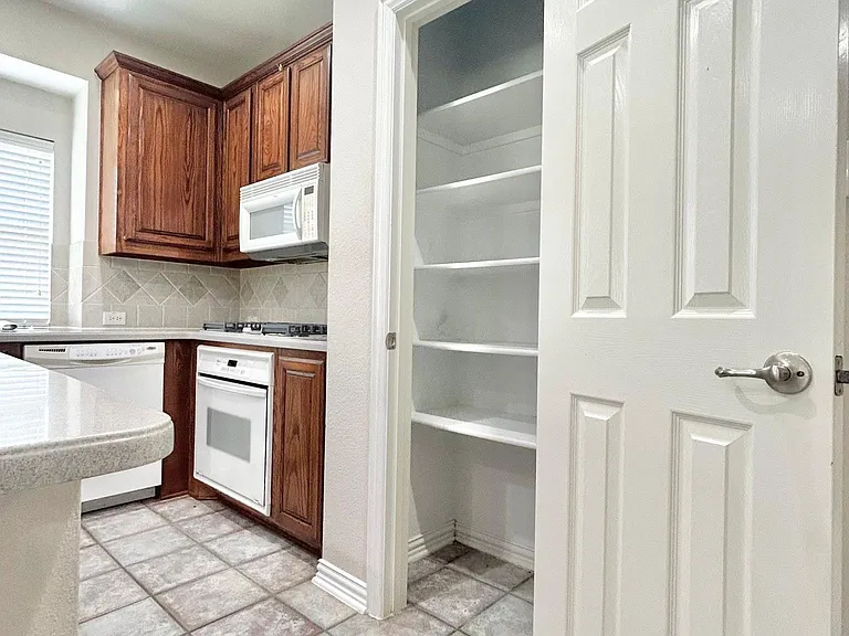 604 Peacock Dr — Photo 16