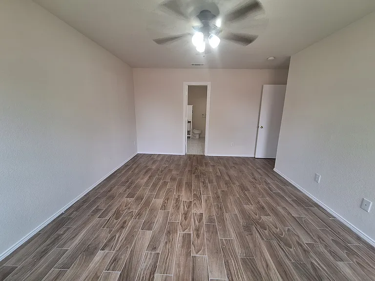 208 Iris Ln — Photo 9