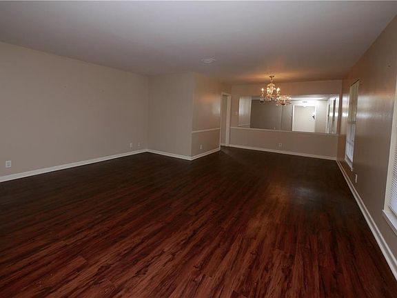 4th image of 449 Parade Dr