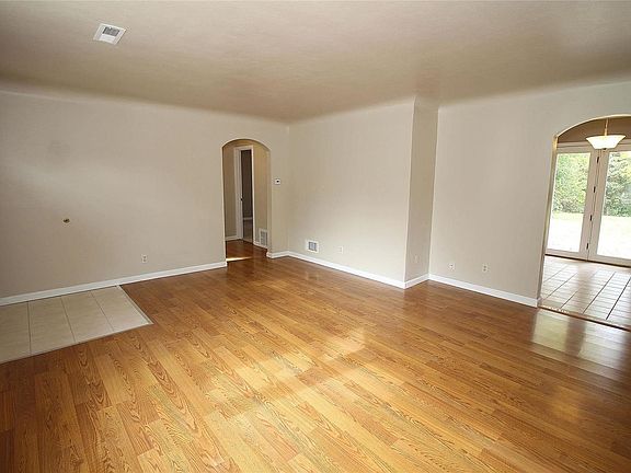 Arched door ways and curved ceilings add character!