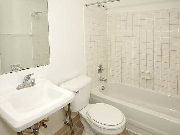 3rd image of 604 Turtle Creek South Dr APT 4