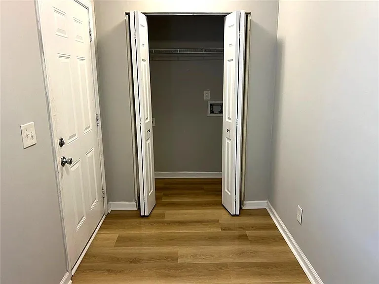 566 Rockwell St SW — Photo 3
